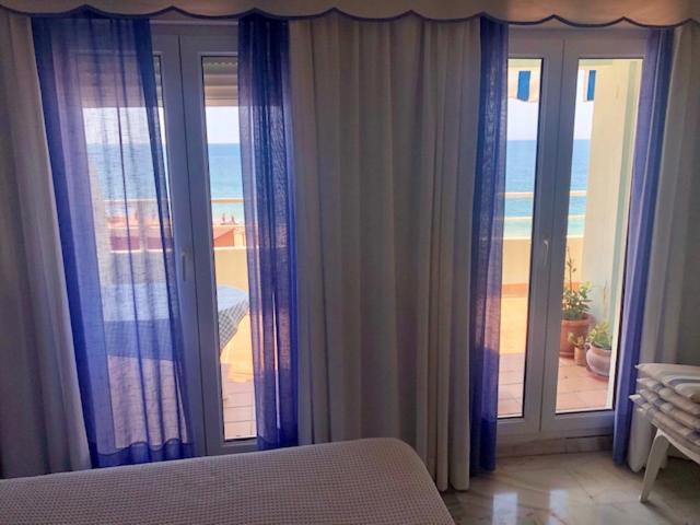 Gatu Premium Villa Isabel Terraza,Parking,1ºlinea Playa,Wifi,Vista Al Mar , Preferente Mayores De 25 Anos Y Familias كاديز المظهر الخارجي الصورة